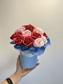 Шляпная коробка с мыльными розами Шляпная коробка с мыльными розами