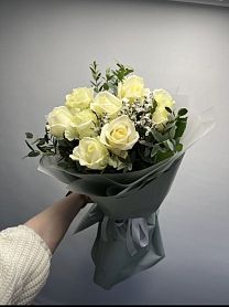 Букет из роз с зеленью.