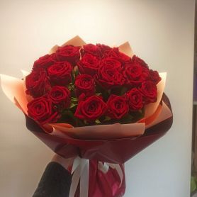 21 роза сорта "Ред наоми " с праздничным оформлением 