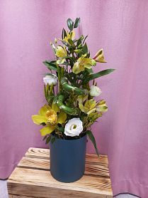 Композиция в шляпной с цимбидиумом и бумбуком