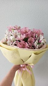 Букет из Альстромерии 7 шт в праздничной упаковке 