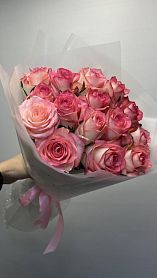 Букет из 15 розовых роз в праздничном оформлении для любимой 